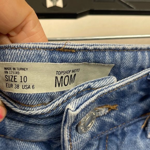 🥑5/$25 Topshop Moto Mom Jean Shorts Distressed Size 6 - Picture 4 of 5